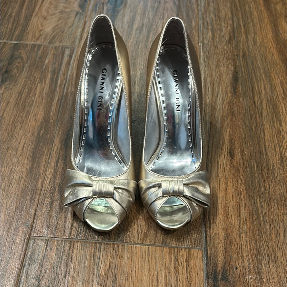 NWOT Gianni Bini Gold Elegant Heels